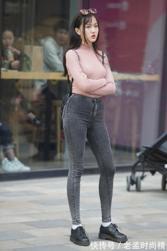 牛仔裤 简约不失时尚,修身牛仔裤穿搭值得一试,腿部线条显得匀称且紧致