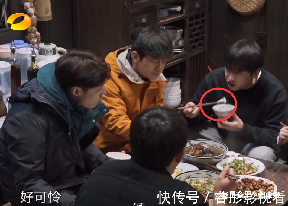 面对美食诱惑,张艺兴和彭昱畅,体现出了顶流和普通艺人的差距