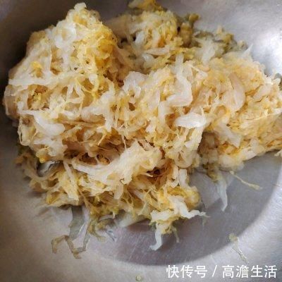 五花肉炖酸菜健康营养、不油不腻,一家人晚饭吃真舒服