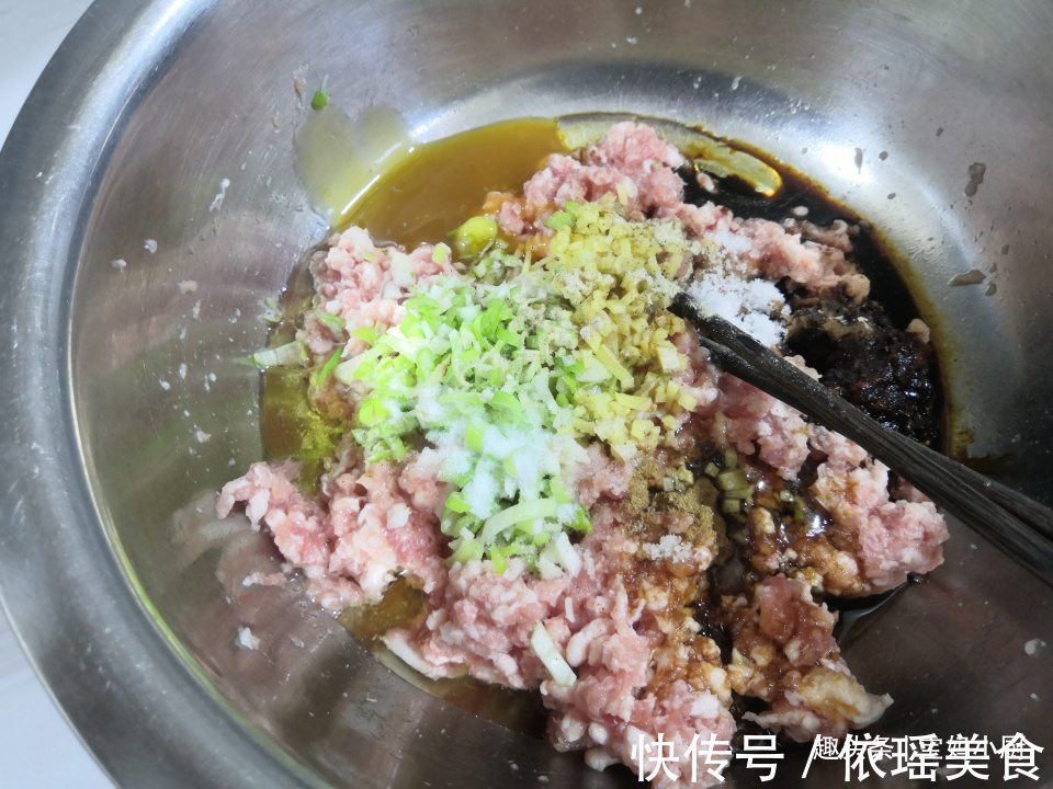 包子|最适合蒸包子的两种菜,夏季吃,维生素丰富营养多,咬一口老香了