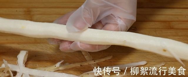 才知道，原来山药去皮这么简单，大厨教你2个办法，干净不痒手！