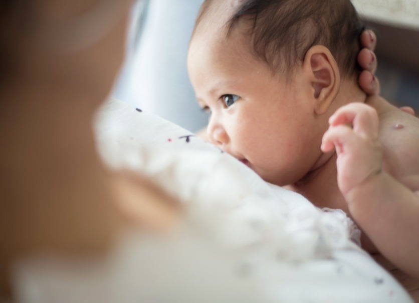 妈妈|三个月大的宝宝边喝母乳,边用手推妈妈,他想表达什么呢