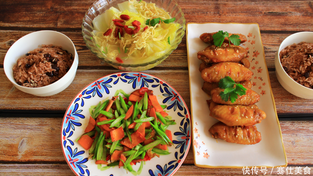 两口子的晚餐，每天3个菜伙食费才30多，荤素搭配，吃得香