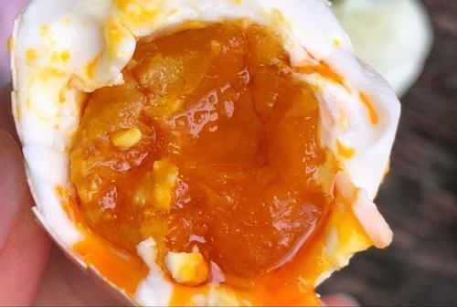 腌鸡蛋|农村这样腌鸡蛋,不用盐水不裹泥,25天个个流油起沙,咸鲜甘香