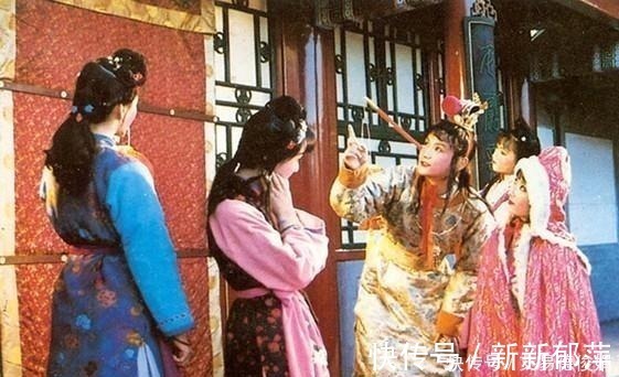 赖嬷嬷|贾母一句不经意的话，道出晴雯的真实身份，难怪她处处高人一等