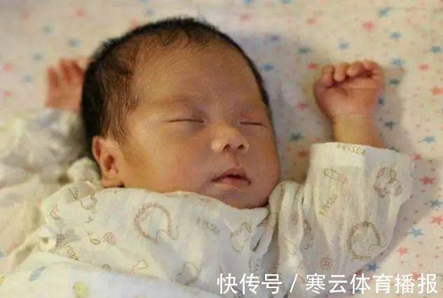 孩子|新生儿为什么偏爱“投降式睡姿”,需要纠正吗?很多家长做错了