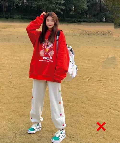 卫衣下面一定不要穿裤子，今年流行这样穿，时髦显高很适合小个子