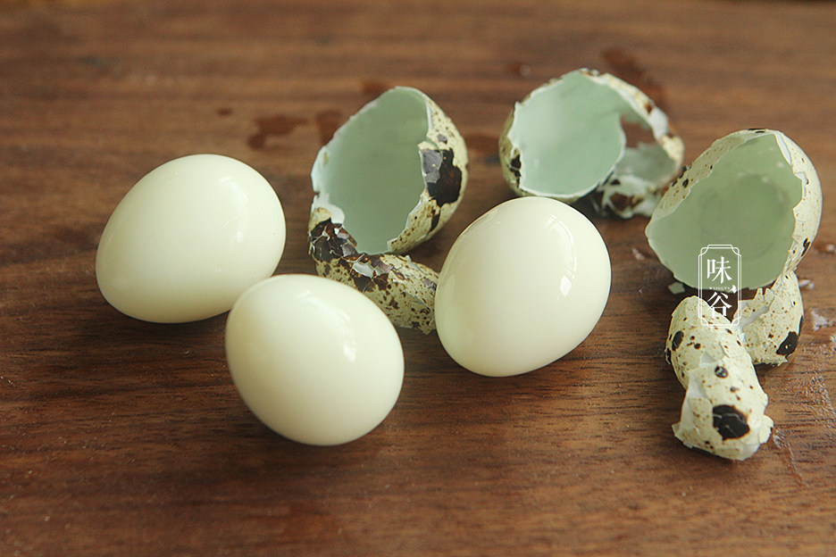 煮鹌鹑蛋时,用上这个方法,鹌鹑蛋壳一碰就掉,单手就能剥开