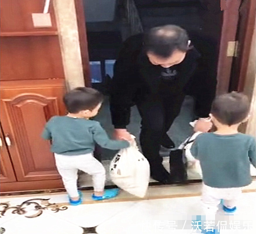 爸妈|自从有了双胞胎小孙子,爷爷每天进门都是这场面,爸妈蒙了