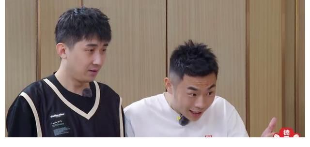 團綜|又到秦霄賢念任務卡時間，張九南尚九熙昏昏欲睡，孟鶴堂邊吃邊聽