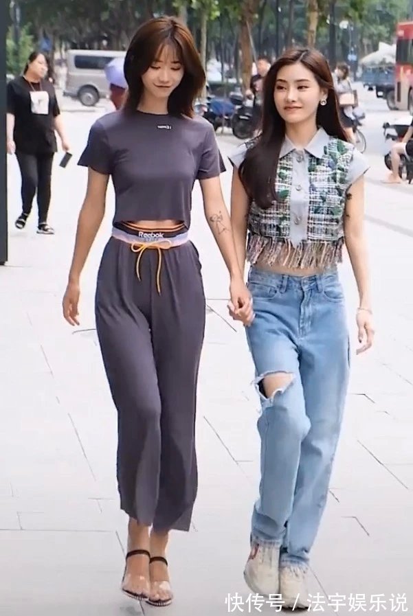 高跟鞋 闺蜜两人同穿套装,个子矮的反而赢了,全因穿了一条“破裤子”