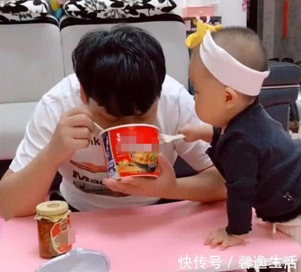 走红|“偷吃奶爸”带娃走红，宝宝一个举动抢镜了，奶爸：惹不起惹不起