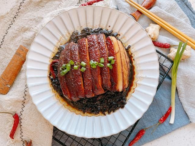 年夜饭必备梅菜扣肉，掌握3点，能出虎皮，而且肥而不腻入口即化