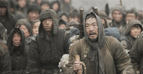 古代饥荒时,为何那些流民宁愿啃树皮也不愿下河捞鱼?答案很简单