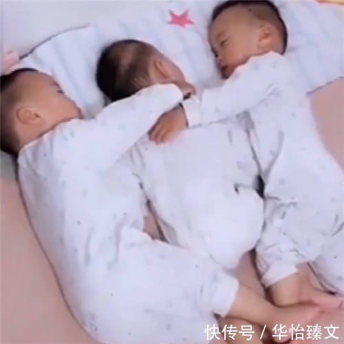 双胞胎|三个宝宝一起睡觉，妈妈掀开被子一看，被双胞胎儿子的动作暖到了