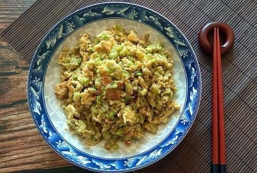一把小芹菜,加3个鸡蛋,做法简单无油烟,出锅比肉香孩子抢着吃