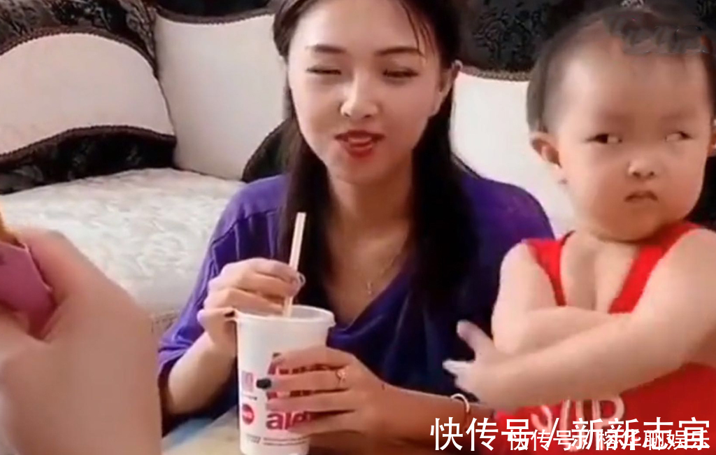孩子|爸爸只喂妈妈东西吃,闺女的眼神透着杀气,小棉袄生起气来可爱