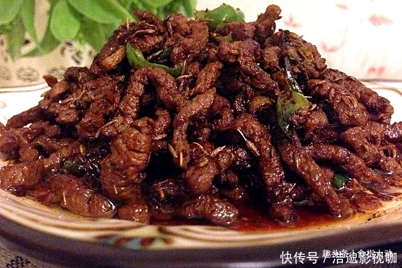 拌在米饭里,香爆了的炒菜,鲜美开胃,隔三差五吃一次,真过瘾