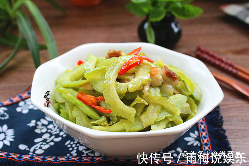 苦瓜这食材，很多人不爱，这样炒，软嫩甘甜，清热解毒减脂肪