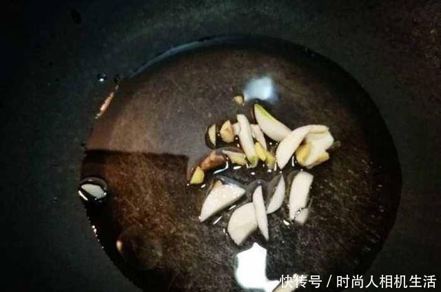 中薪|洋葱和它是绝配,做法简单,美味下饭,软化血管,血管通畅了