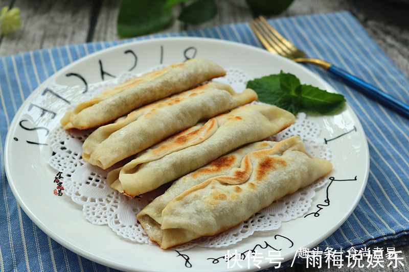 此款面食很简单，捏一捏，烙一烙就完成，皮薄馅大越嚼越香