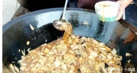 顾客|夫妻路边卖小吃,8块钱一份馒头随便吃,顾客:太实在了!