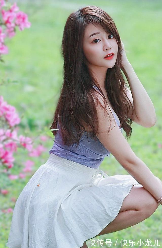 美女|美女时尚吊带镂空针织衫,加太阳伞裙儿站在花丛中,真是美艳绝伦