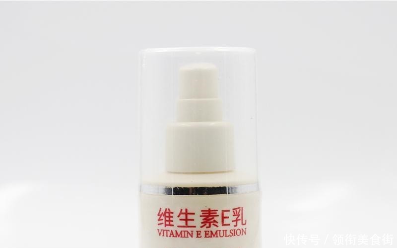 女人不想老太快, 就少用洗面奶! 看下图女人怎么做, 皮肤美白紧致！