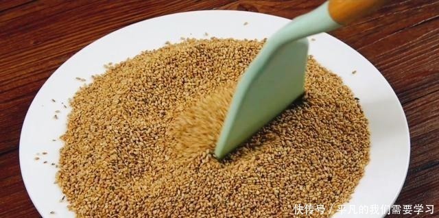 芝麻酱怎么做，做法真简单，只需1斤白芝麻，做啥都好吃！