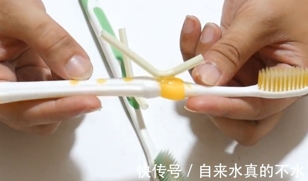 牙刷上粘一根吸管,解决了出差旅行的难题,10个人9个人都需要