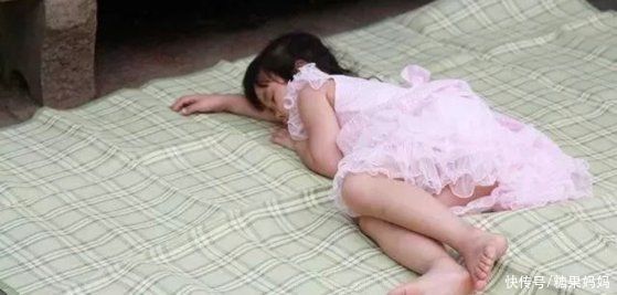 错误做法|三伏天想要给娃降温，家长勿用这些错误做法，反倒会给孩子添烦恼