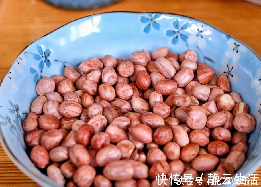 花生不油炸不水煮,学会1个秘制吃法,蒜香浓郁酥香脆,特解馋