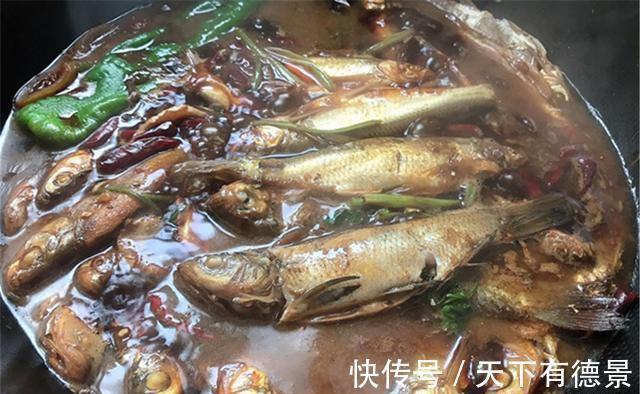 饵料|三伏天大鱼难钓，可以用这种方法钓小翘嘴，拿回家油炸，美滴很