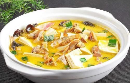 美食推荐：清蒸鲜虾，香菇油焖笋，如意紫菜蛋卷，鲜甜花甲豆腐煲