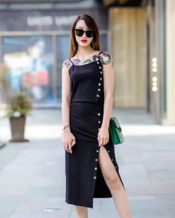 街拍:兰质蕙心的小姐姐,一条碎花连衣裙,青春活力气息