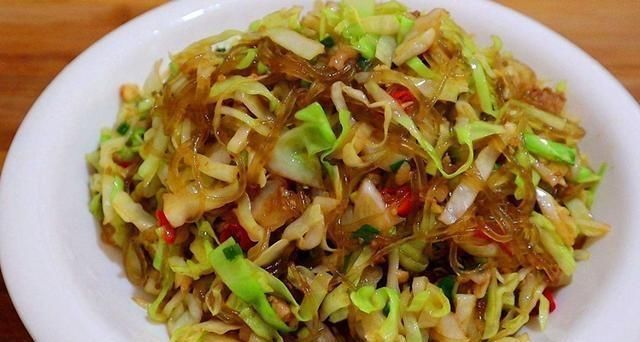 包菜炒粉丝时，牢记两点诀窍，包菜清脆爽口更好吃