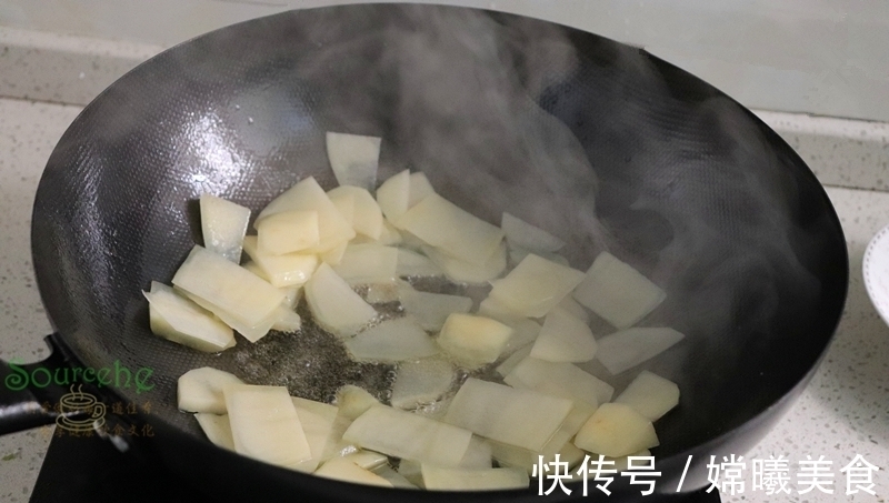 胡萝卜片|五花肉加2种食材,简单炒一炒,下饭又营养,儿子隔三差五吃一次