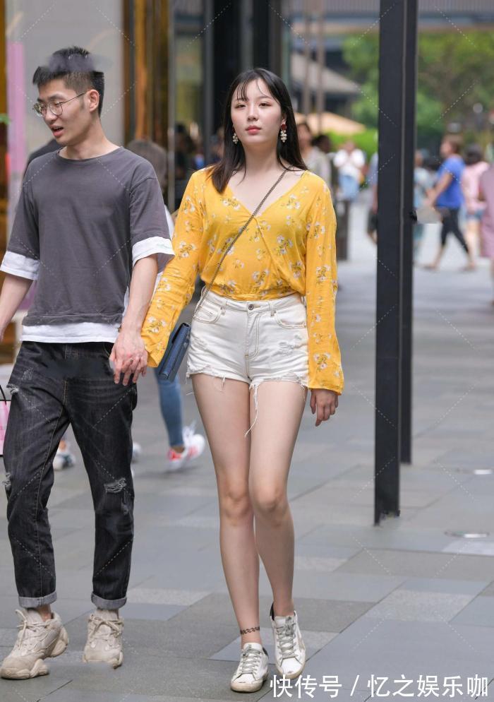 休闲 初春“姜黄色V字领碎花图案上衣”,搭配白色休闲短裤,靓丽清纯
