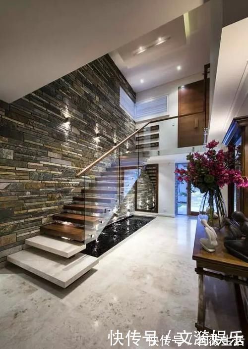 休闲|同样是楼梯,别人家装成漂亮小花园还带鱼池,你家却用来储物