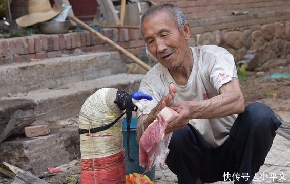 大山深处，独居老人的“硬菜”一月吃一次，邻居孩子闻味儿来蹭吃