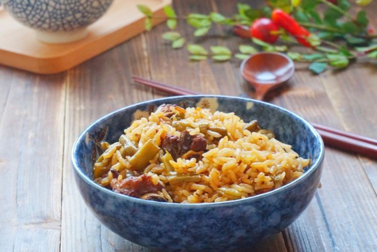 秋季的花样美食，家常豆角排骨饭，饭菜一锅出，省时省力