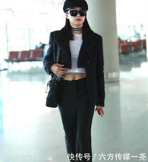 周涛|52岁周涛私服太会穿,小西装外套配牛仔裤减龄时尚,气质真高级