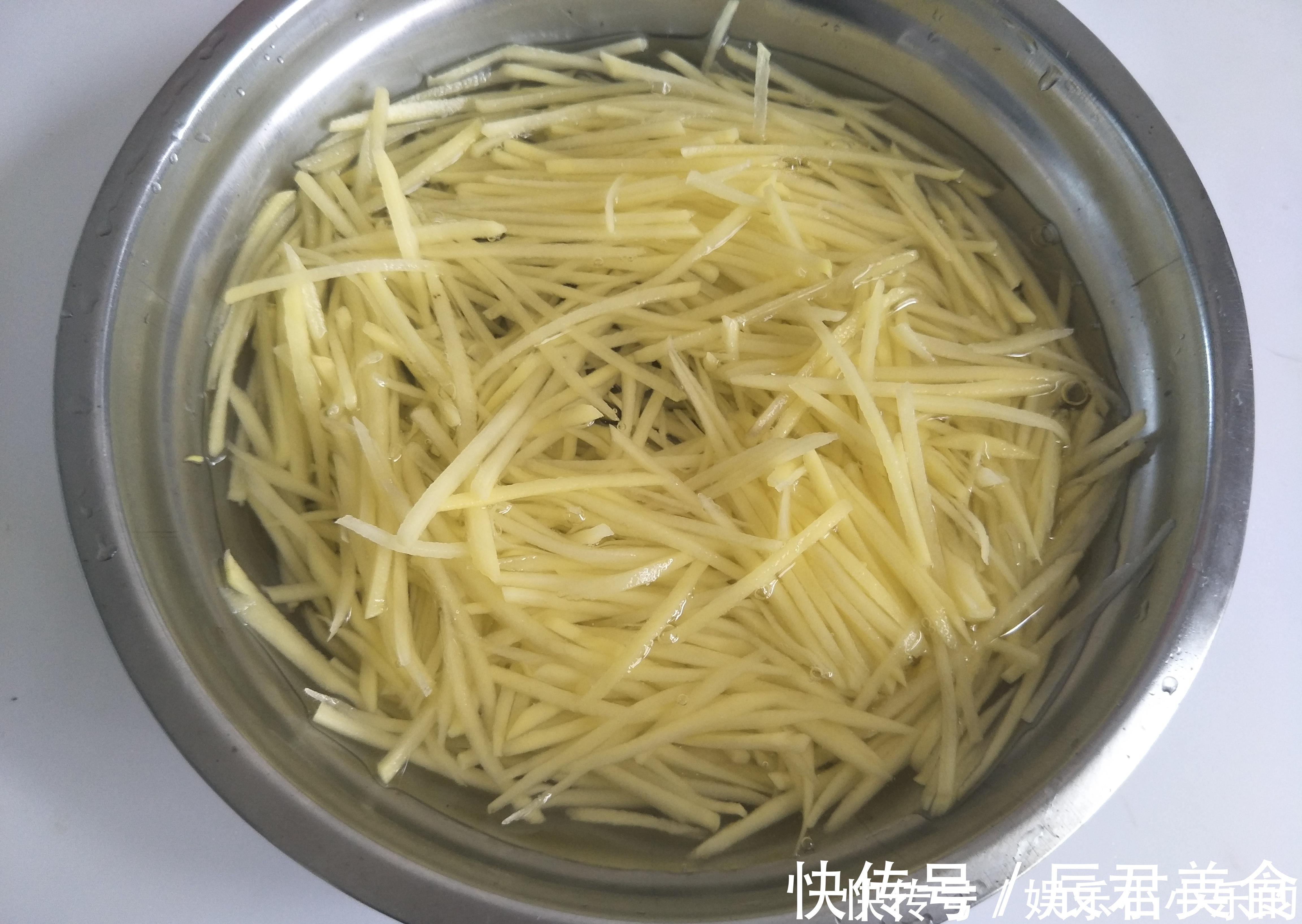 炒土豆丝时,放醋方法有讲究,教你1招,土豆丝酸香不呛口