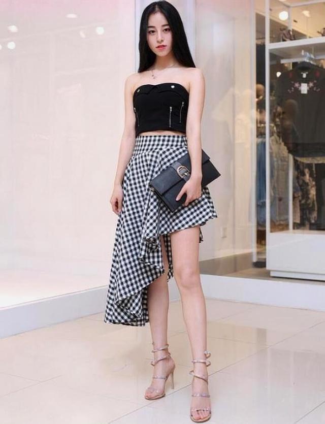 白色短袖|长发披肩的小姐姐,白色短袖搭配淡蓝色短裙,秀出的长腿着实不错