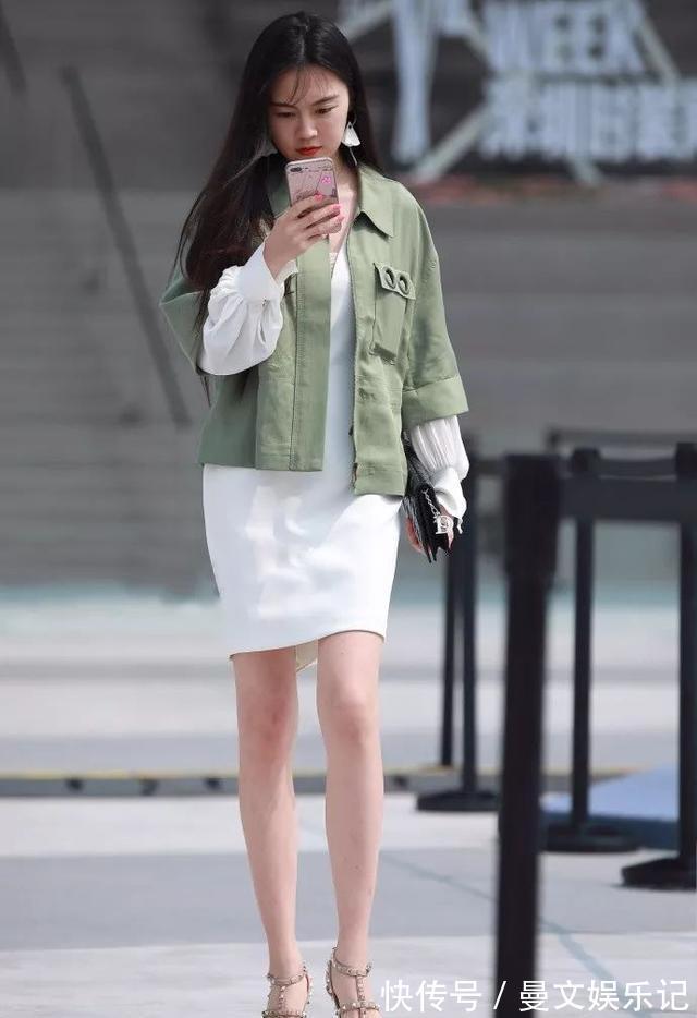 高跟凉鞋 美女脚上一双气质的高跟凉鞋,让她显得更加有魅力,走出自信步伐