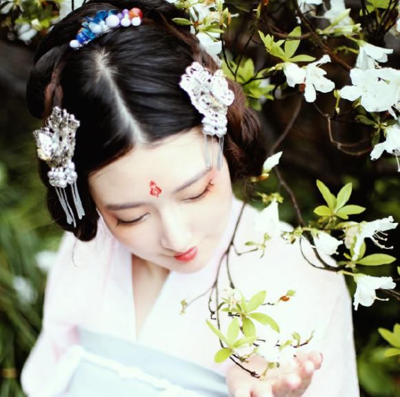 情绪|情绪懂得把握好，懂得随机应变的5位生肖女生