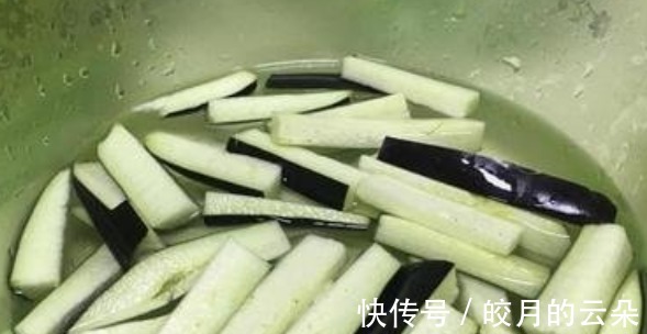 鲜嫩|蒸茄子时，别直接上锅蒸，多加这1步，茄子鲜嫩美味不发黑，真香！