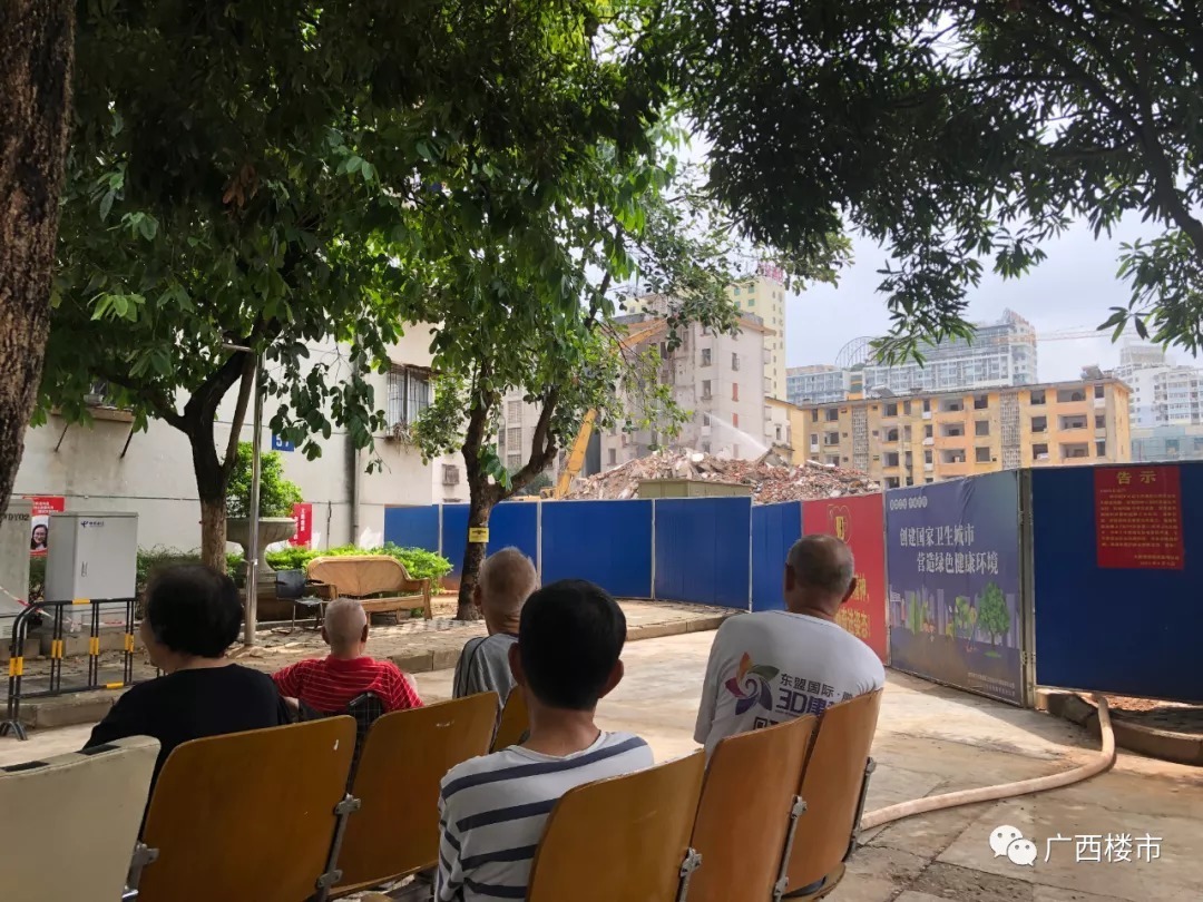 大院|轰隆隆,70年地委大院拆了一半,这个南宁十强小学学区房你能买吗?