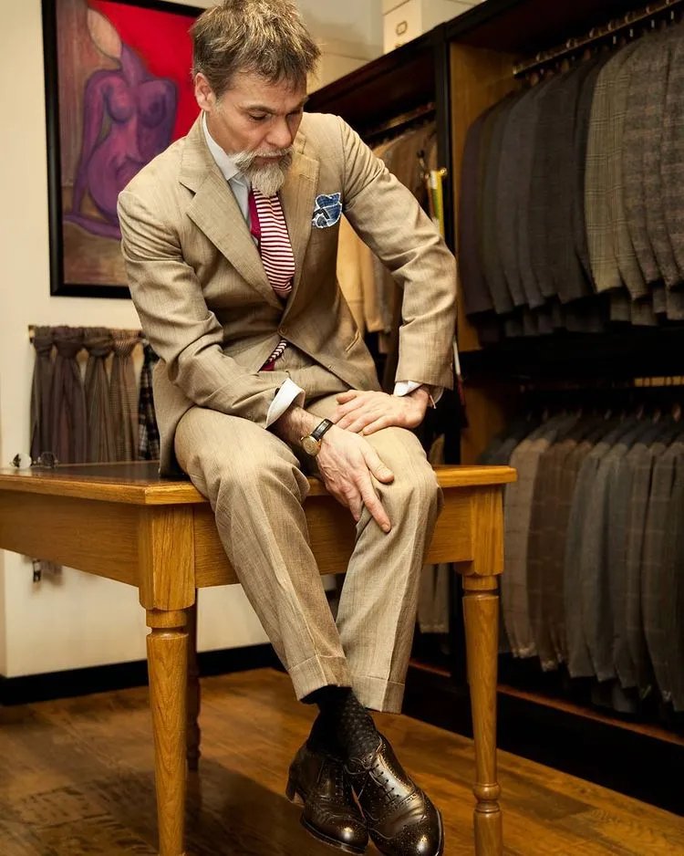 绅装博主有很多，但像 Simone Righi 这么“狂”的还真少见