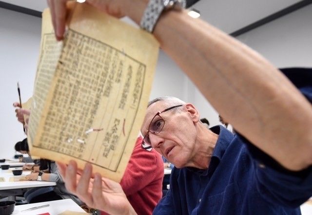  师生|感受中国文化，外籍师生“当”一次古籍修复师